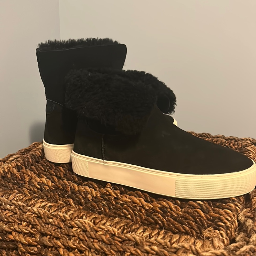 NWOT-Black UGG Women's Lynus Sneaker 7 Brand New in Box Black Suede
